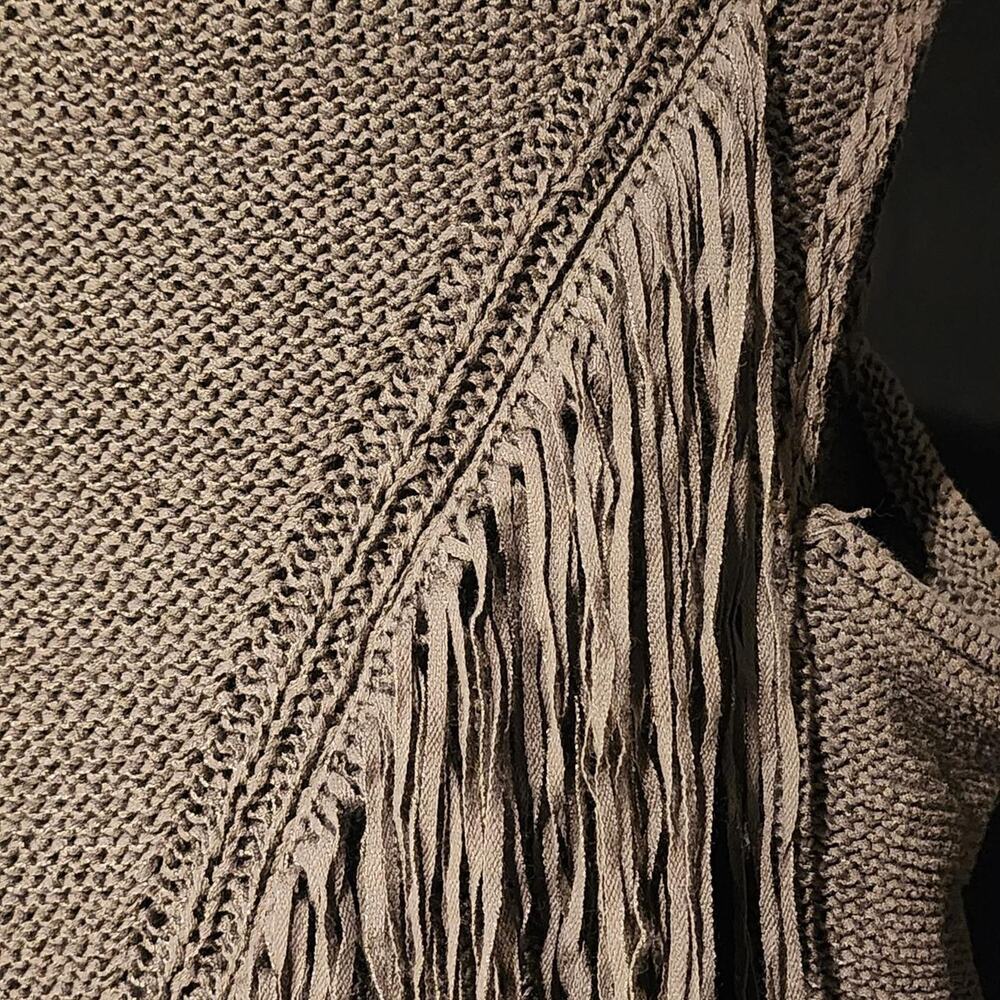 Tan fringe sweater with a boho vibe - Picture 4 of 8